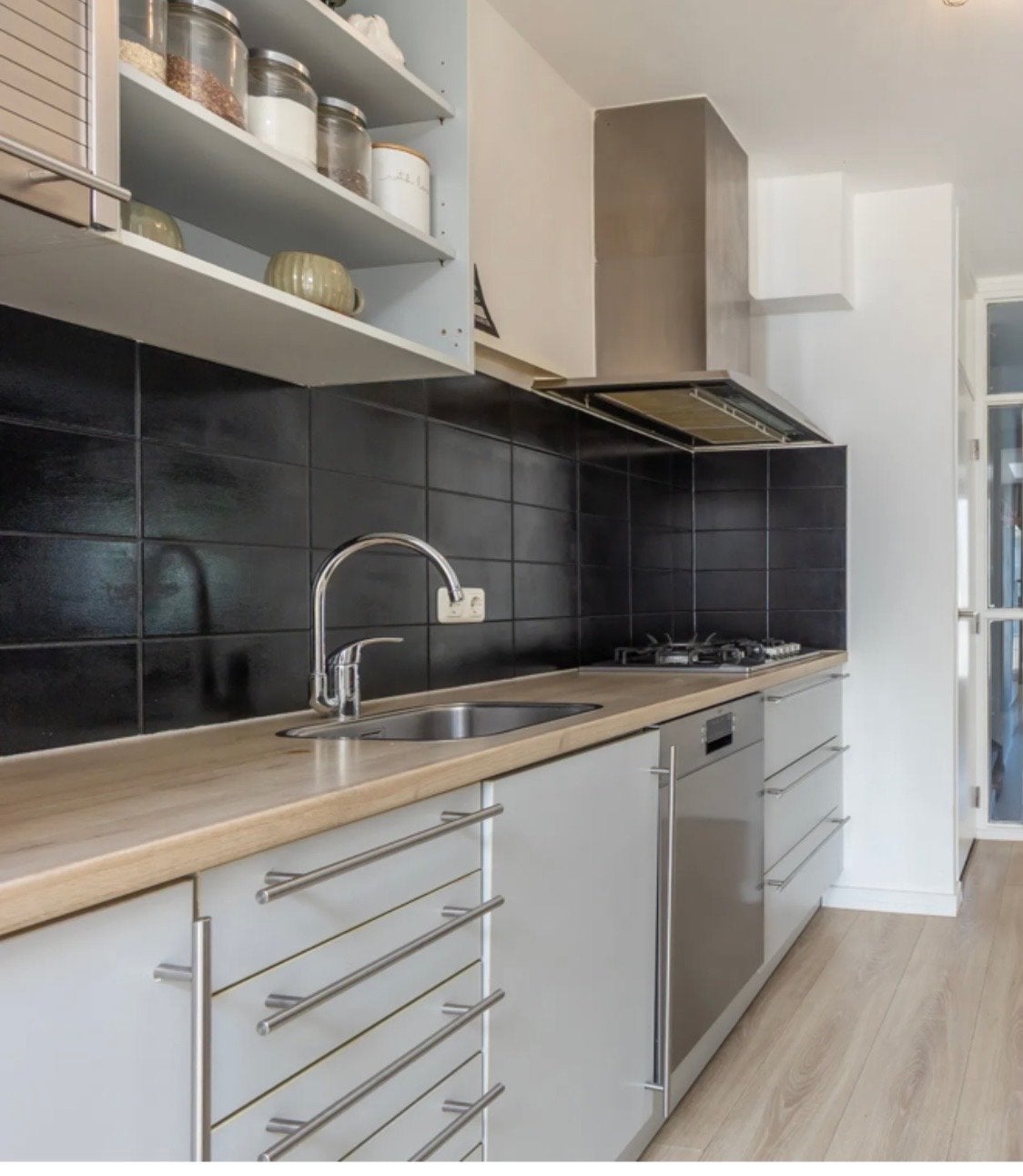 Moderne keuken met inbouwapparatuur, Ophalen, Gebruikt, Wit, Enkelwandige keuken