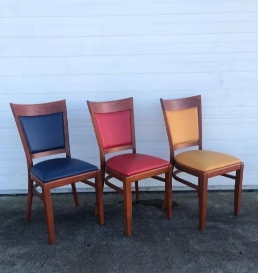 2 stuks houten horeca stoelen stapelbaar alleen 2x geel, Ophalen, Twee, Overige kleuren, Zo goed als nieuw