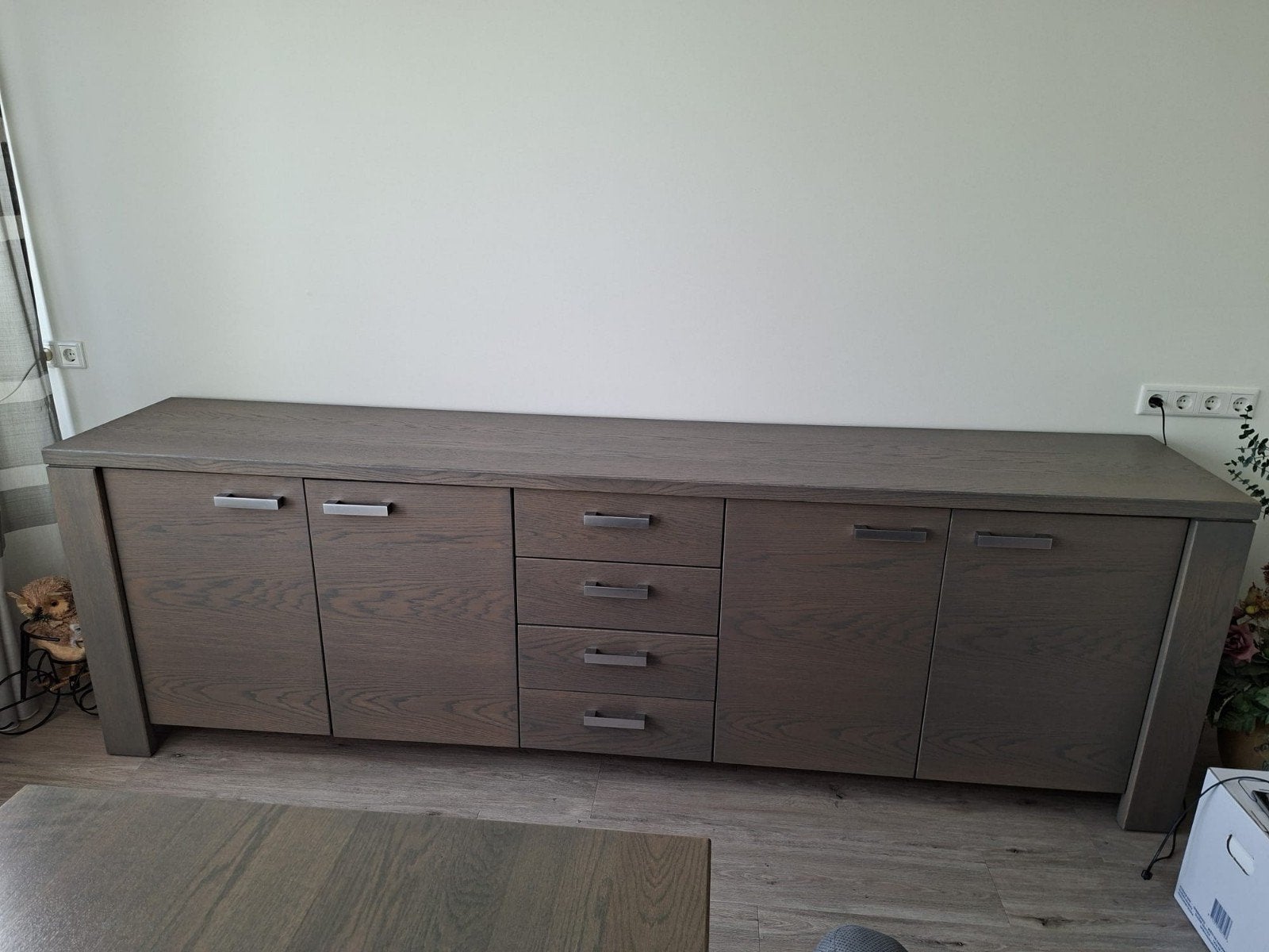 dressoir , lengte 277 cm, diep 53 cm, hoogte 86 cm