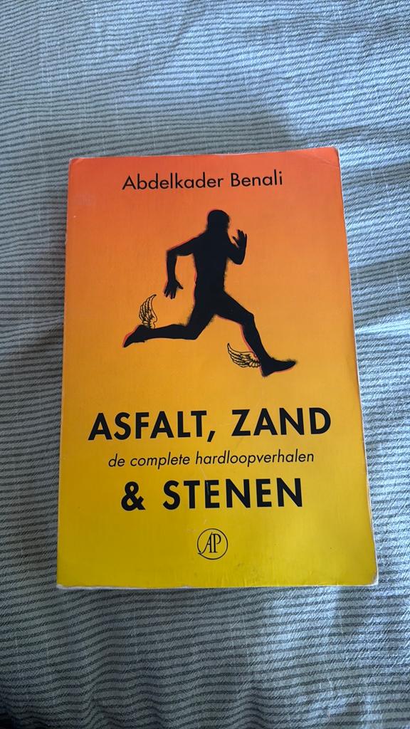Abdelkader Benali - Asfalt, zand & stenen, Gelezen, Ophalen of Verzenden, Abdelkader Benali, Balsport