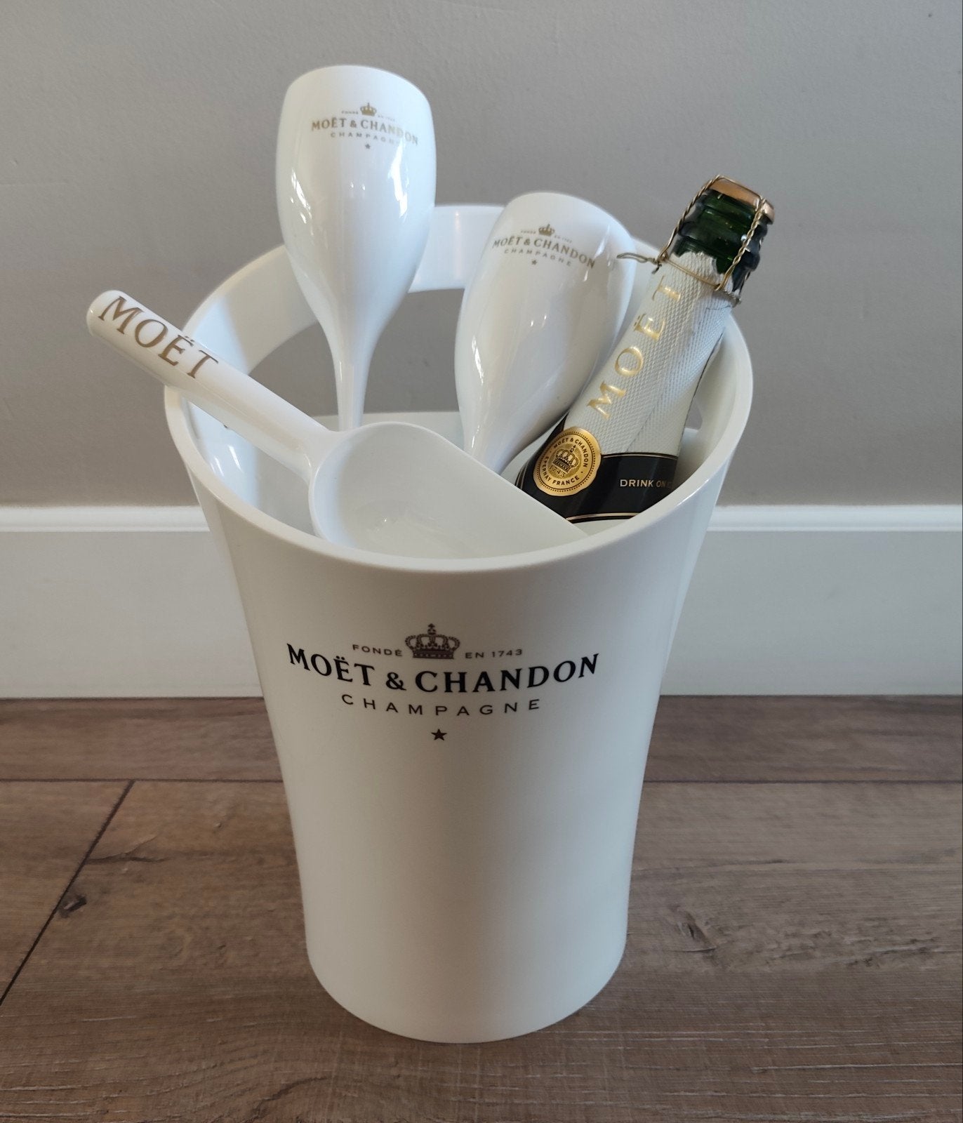 Moët & Chandon champagnekoeler met glazen en schep, Huis en Inrichting, Flessenkoeler, Gebruikt, Kunststof, Ophalen of Verzenden