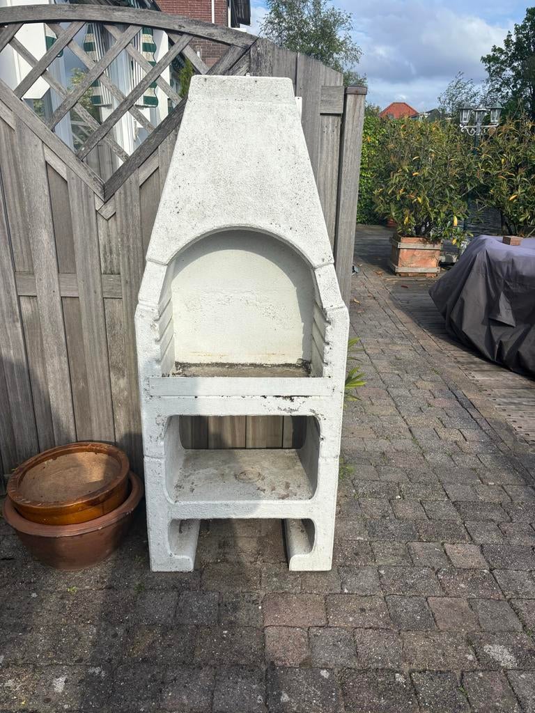 Gratis op te halen: Betonnen barbecue tuinhaard, Dieren en Toebehoren, Vogels | Hokken en Kooien, Ophalen, Zo goed als nieuw