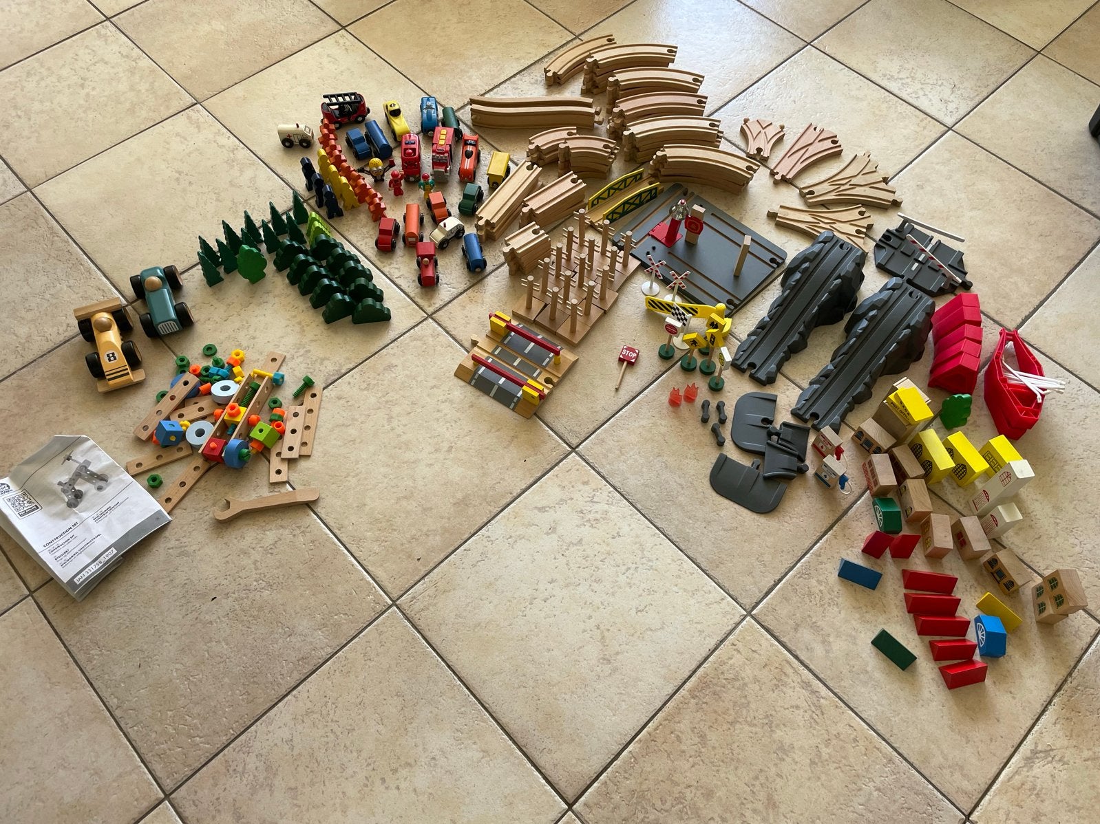 Grote set houten treinbaan met accessoires en voertuigen, Kinderen en Baby's, Speelgoed | Houten speelgoed, Ophalen, Gebruikt