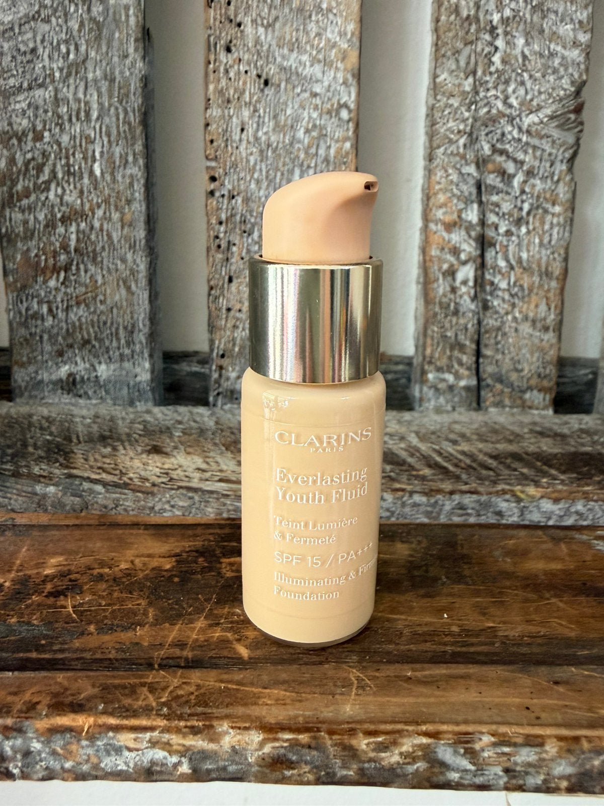 Clarins Everlasting youth Fluid Foundation 105 nude, Ophalen of Verzenden, Zo goed als nieuw, Beige, Gehele gezicht