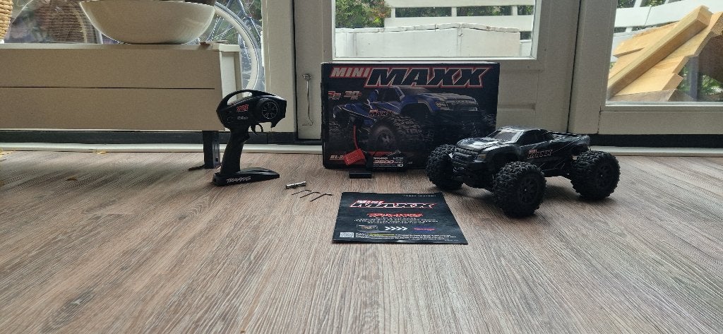 traxxas mini maxx 2s met accu radio controle en oplader, Elektro, Auto offroad, Ophalen of Verzenden, Zo goed als nieuw