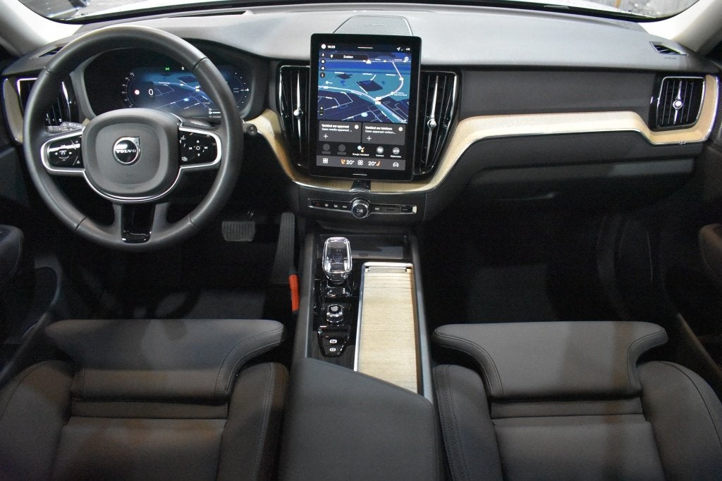 Volvo XC60 T6 350PK AWD Plus Dark [Facelift] | Trekhaak | Sc, Auto's, Automaat, Gebruikt, 4 cilinders, 24 maanden
