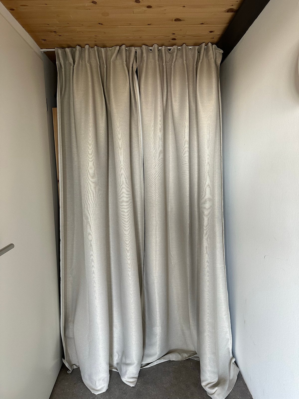 Twee IKEA gordijnen - Beige, Huis en Inrichting, Gebruikt, Beige, Ophalen of Verzenden, Lichtdoorlatend