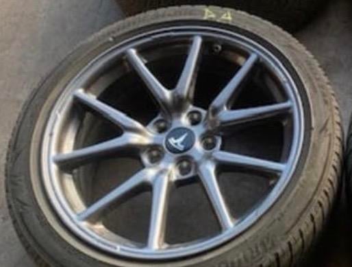 Tesla Model 3 18 inch velgen met winterbanden+wieldeksels, Auto-onderdelen, Banden en Velgen, 18 inch, Gebruikt, Banden en Velgen