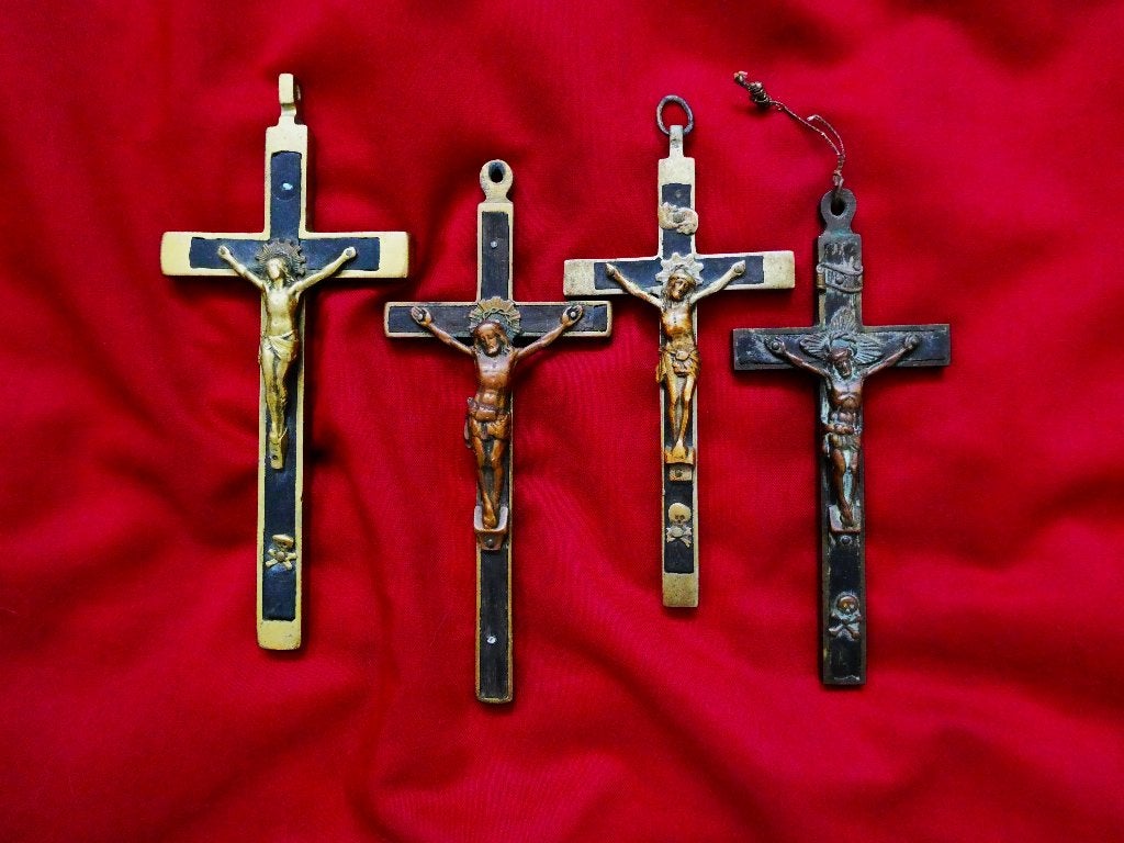 4 Kruizen Crucifix met corpus Jezus met hout ingelegd, Antiek en Kunst, Ophalen of Verzenden