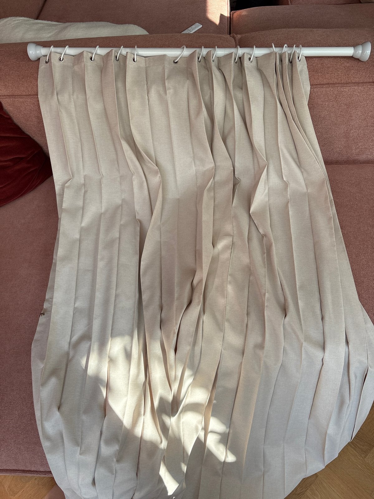 Lichtbeige gordijn met plooien en uitschuifbare roede, Ophalen, 100 tot 150 cm, Beige, Zo goed als nieuw