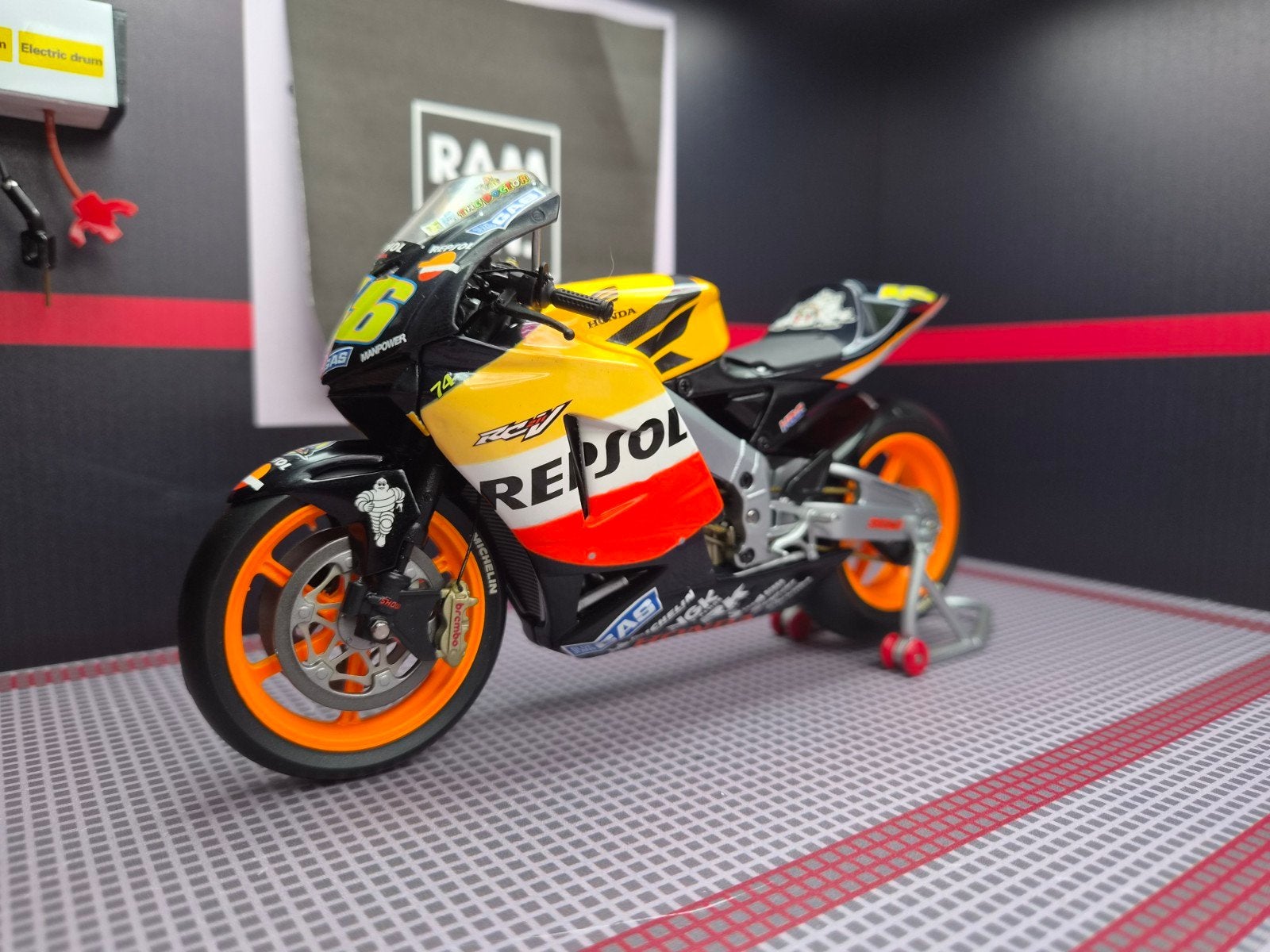 1/12 2003 Valentino Rossi Honda RC211V Repsol Honda Team, Hobby en Vrije tijd, Ophalen of Verzenden, Zo goed als nieuw, 1:9 t/m 1:12