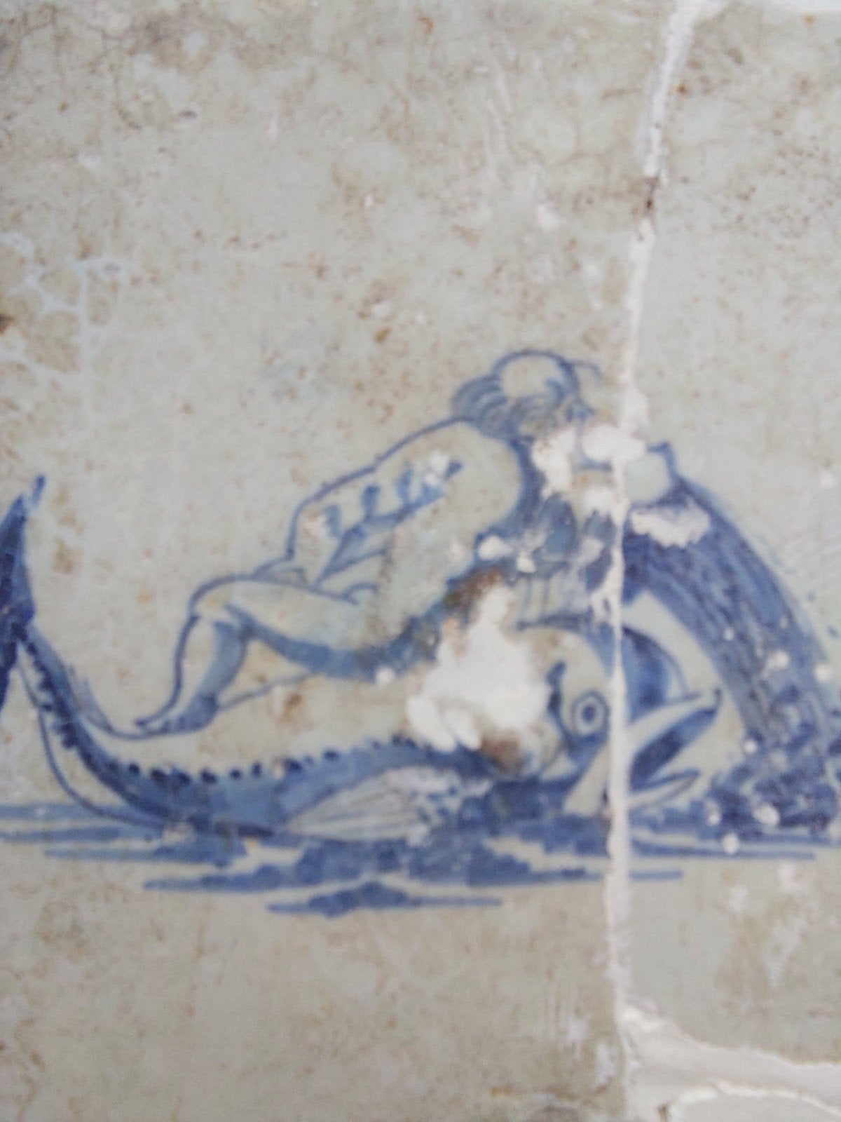 Antieke Delfts Blauwe Tegel met Zeewezen en Vis, Ophalen of Verzenden