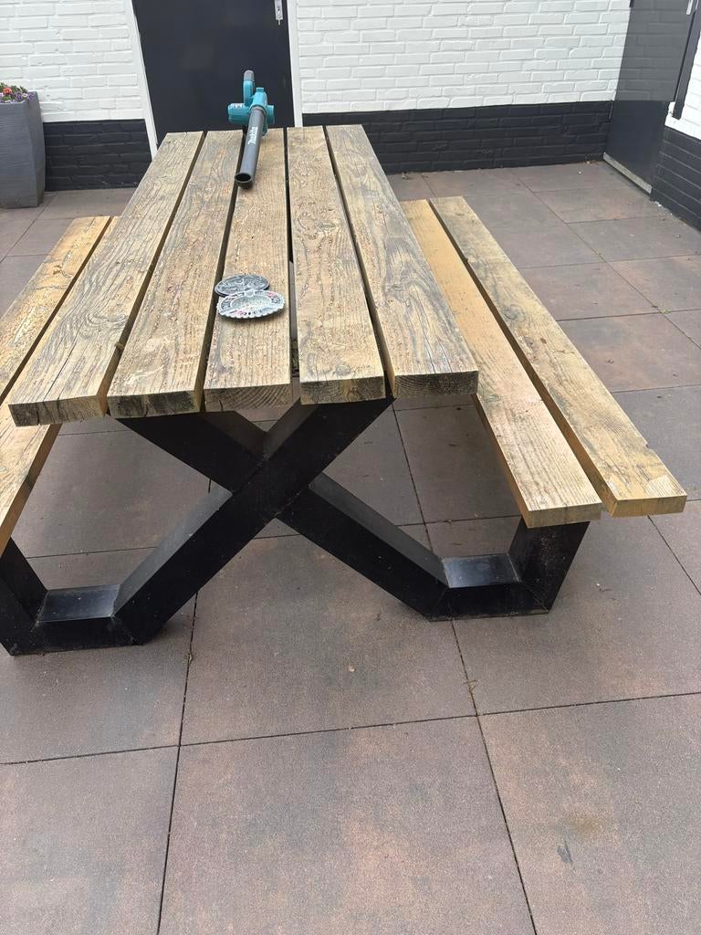 Robuuste picknicktafel met stalen onderstel, Tuin en Terras, Picknicktafels, Ophalen of Verzenden, Gebruikt, Rechthoekig, Hout
