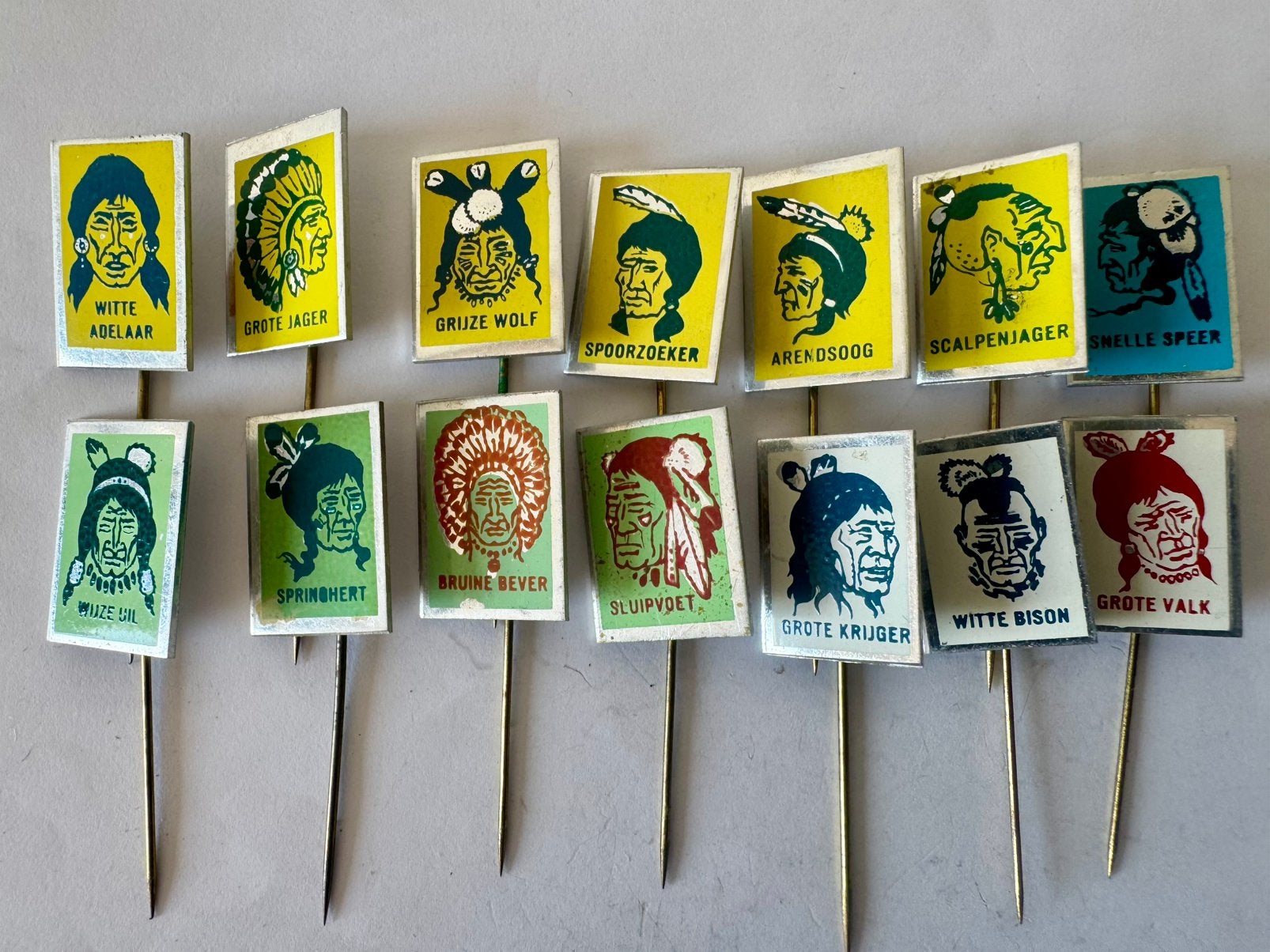 14 verschillende Indianen speldjes illustraties Kleuren, Ophalen of Verzenden, Zo goed als nieuw