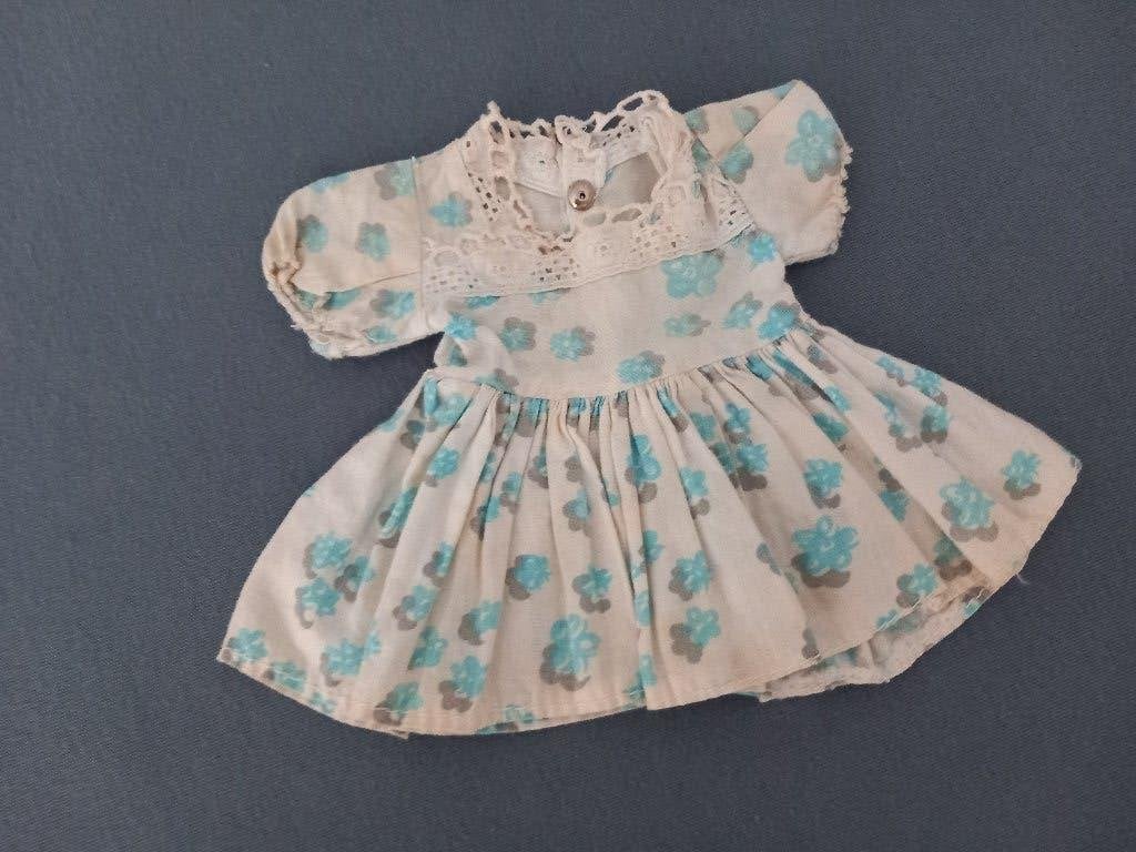oud poppenjurkje 13 cm., Ophalen, Zo goed als nieuw, Kleertjes