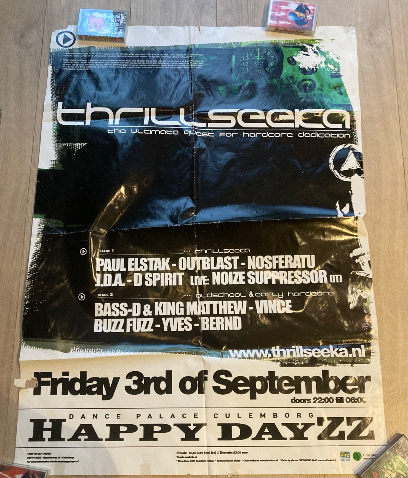 Poater Thrillseeka Happy Day'zz Hardcore Gabber, Deurposter of groter, Ophalen of Verzenden, Muziek, Rechthoekig Staand