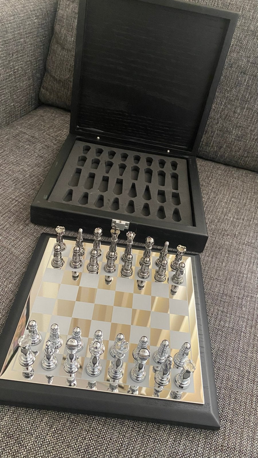 Luxe Schaakspel met Metalen Stukken en Houten Kist, Een of twee spelers, Ophalen, Zo goed als nieuw