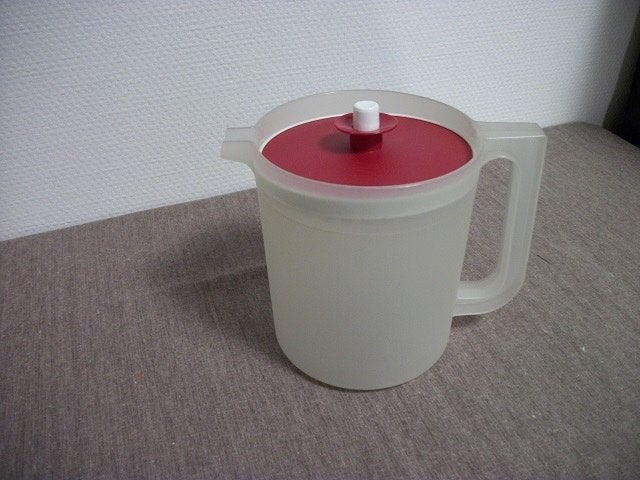Tupperware Schenkkan ( rood deksel, 2 liter ), Huis en Inrichting, Keuken | Tupperware, Ophalen of Verzenden, Gebruikt, Rood