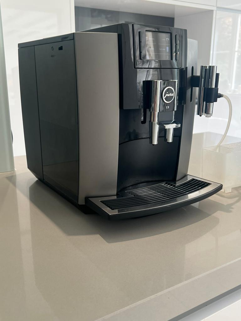 Jura E8 voorzien van nieuwe servicebeurt, Witgoed en Apparatuur, Koffiezetapparaten, 10 kopjes of meer, Ophalen of Verzenden, Zo goed als nieuw