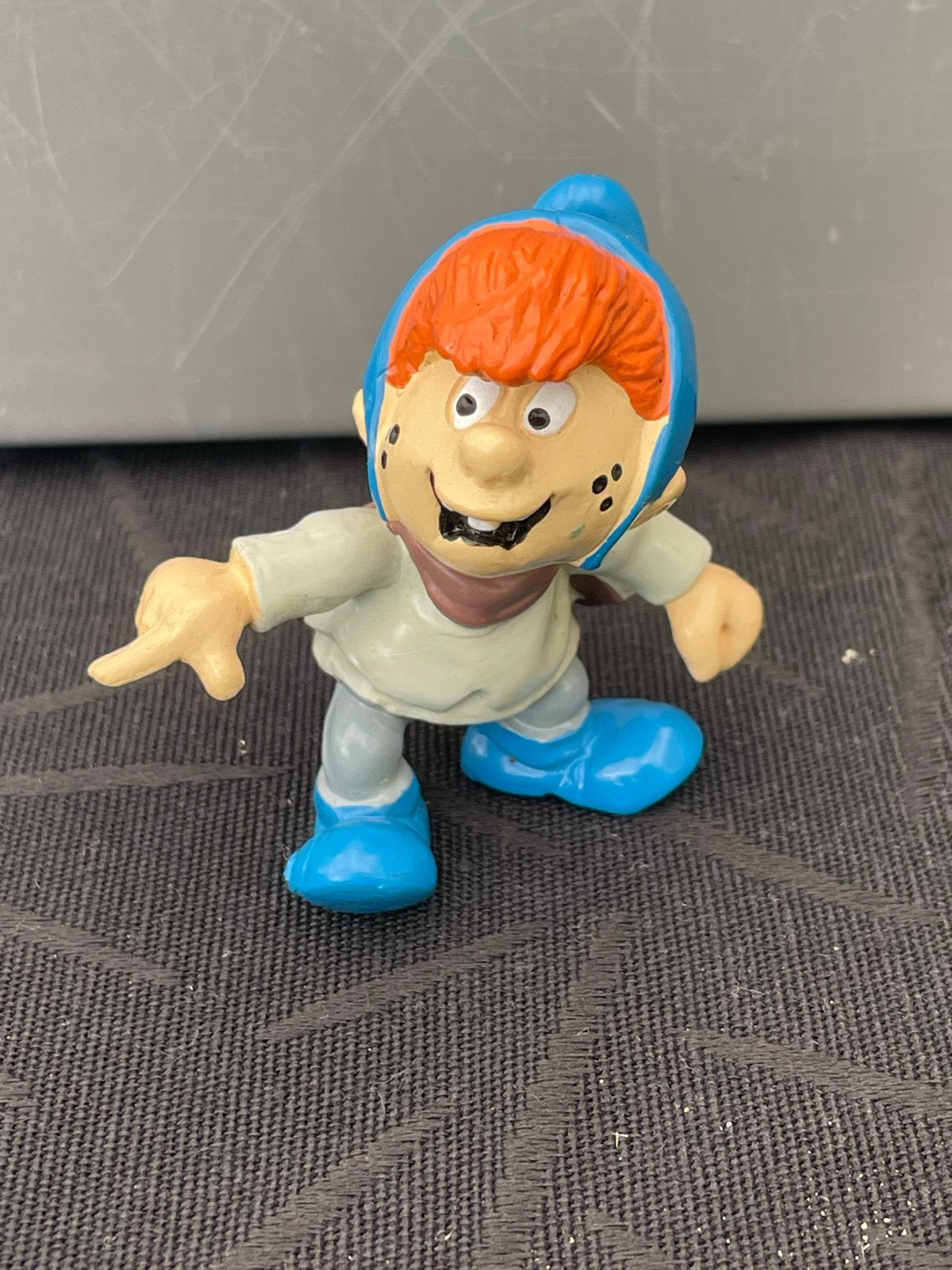 Smurf greintje - Vintage Smurf met rood haar en blauwe muts, Ophalen of Verzenden, Gebruikt, Overige Smurfen, Poppetje, Figuurtje of Knuffel