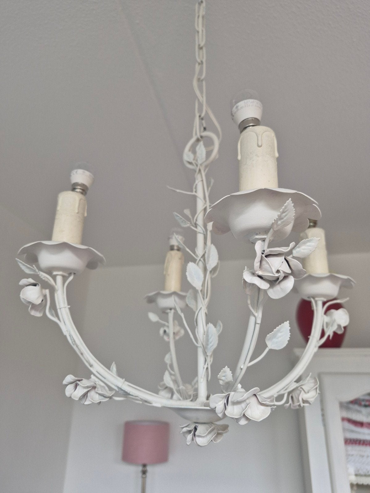 Witte brocante kroonluchter met bloemdetails en lampenkappen, Ophalen, Gebruikt, Romantisch, Brocante, Landelijk, Metaal