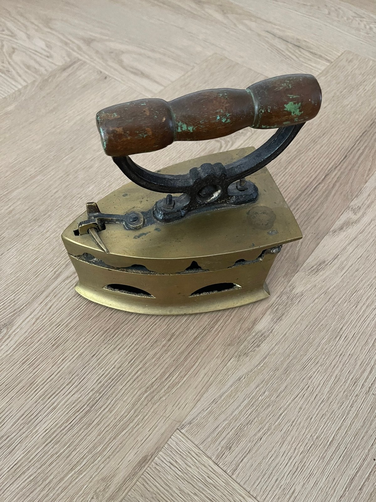 Messing goudkleurige antiek kolenstrijkijzer, Ophalen of Verzenden