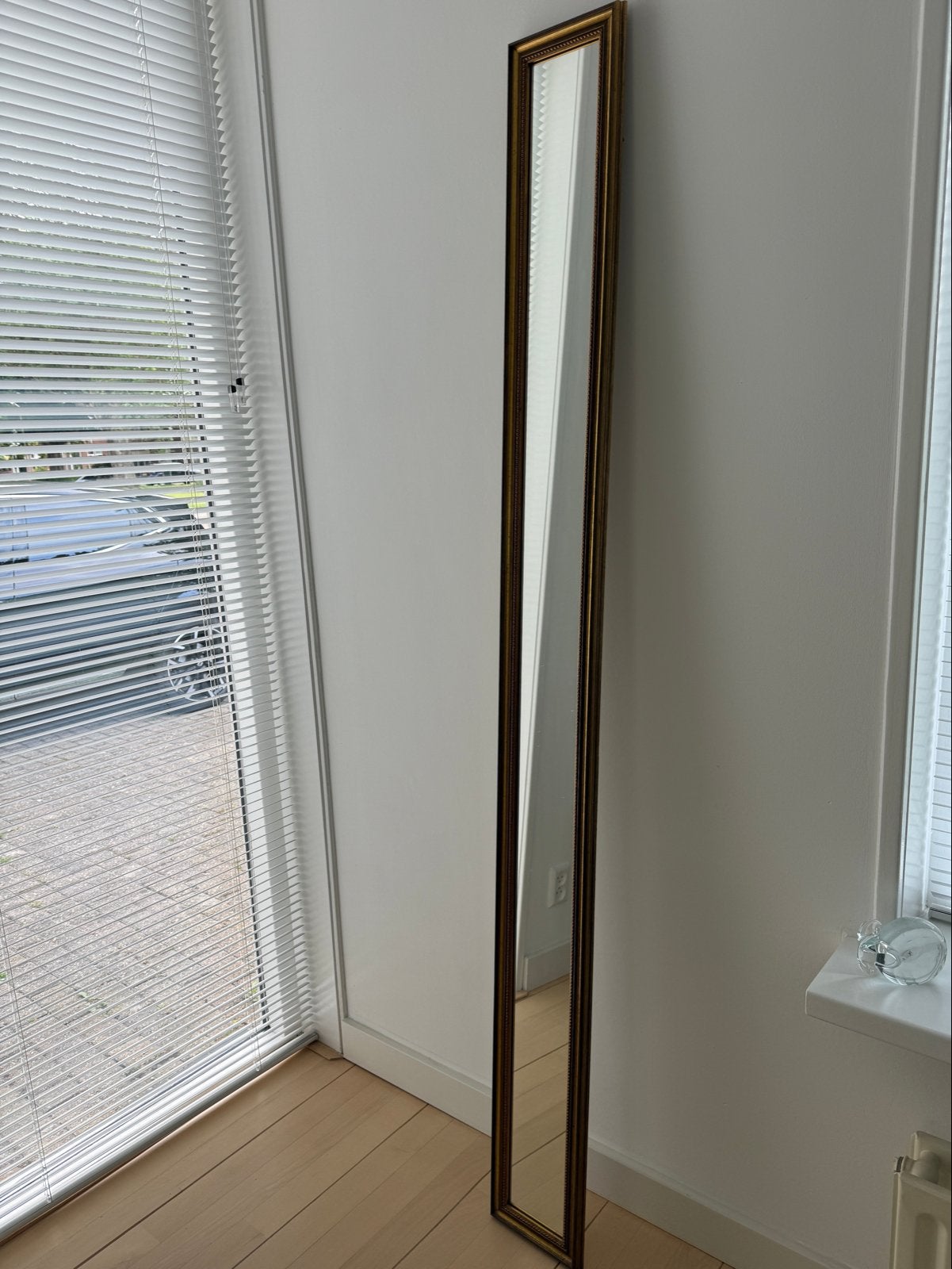 Klassieke smalle spiegel met gouden lijst (19x185 cm), Antiek en Kunst, Antiek | Spiegels, Ophalen, Rechthoekig, Minder dan 50 cm