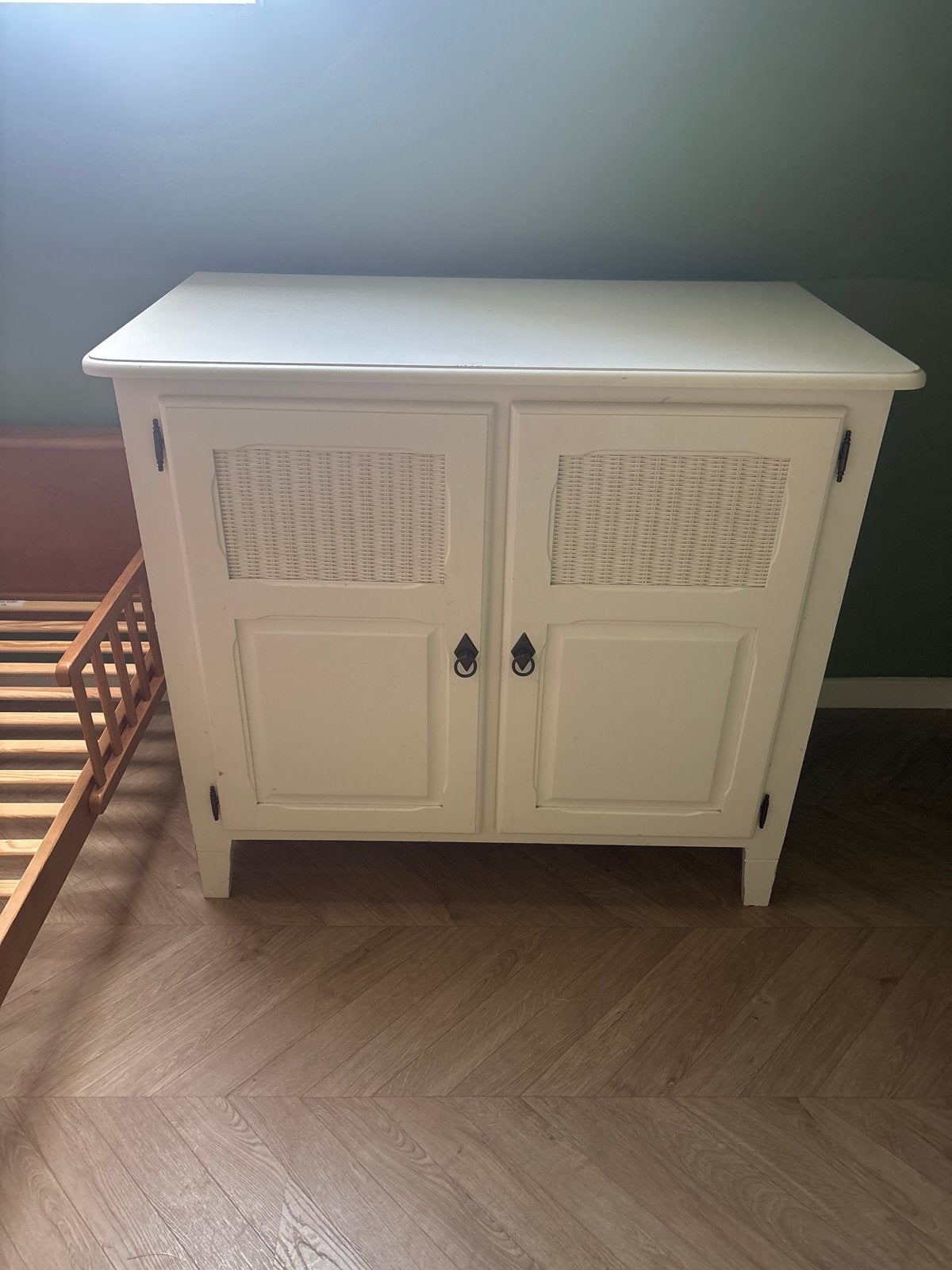 Crème wit kastje met rotan details / commode, Ophalen, Gebruikt