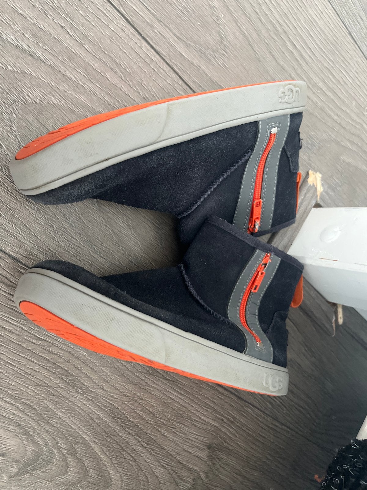 Uggs Maat 35 - Zwart met Oranje Details, Gebruikt, Jongen of Meisje, Schoenen, Ophalen of Verzenden