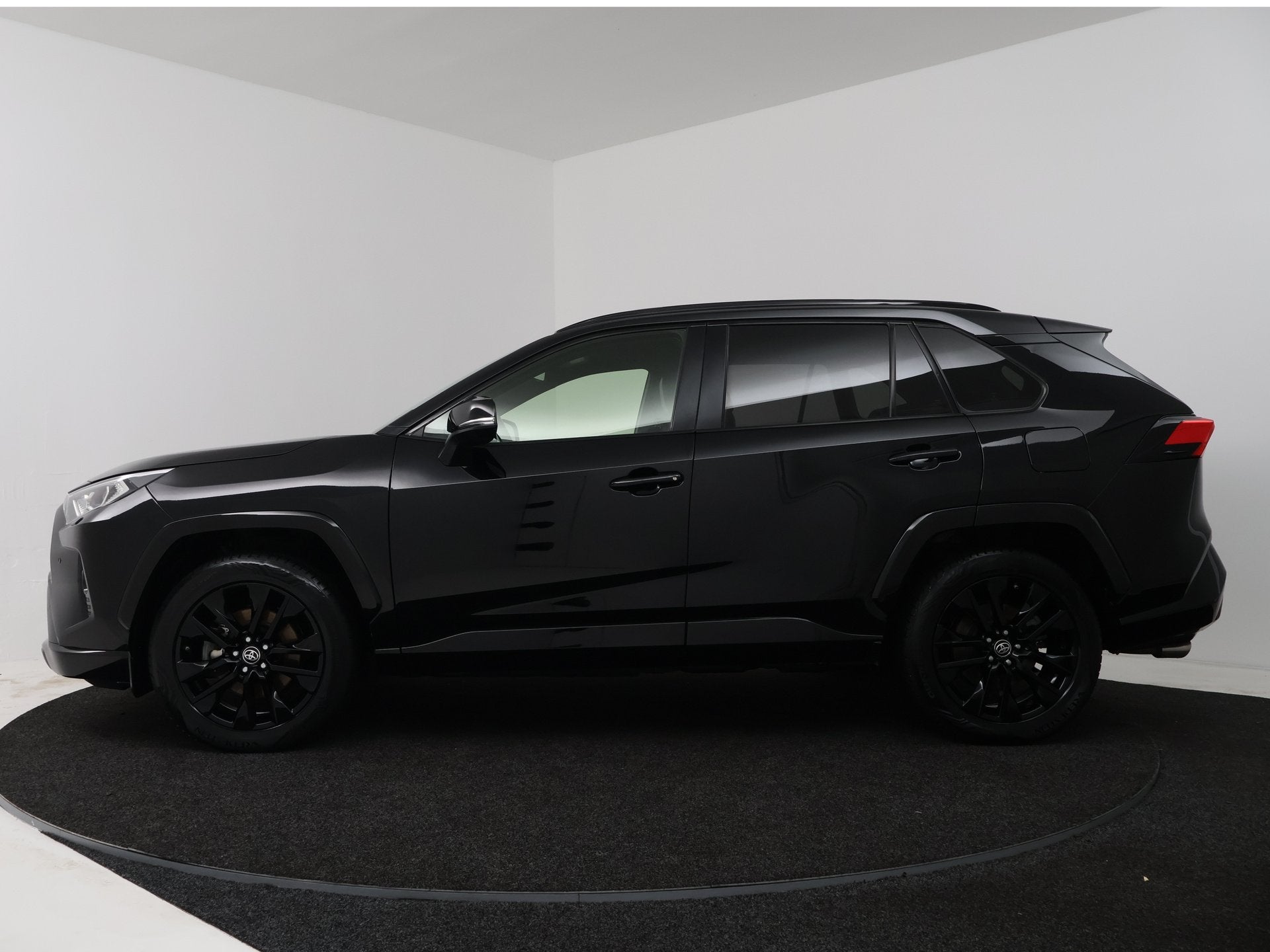 Toyota RAV4 2.5 Hybrid AWD Black Edition | Navigatie | JBL |, Gebruikt, 4 cilinders, Zwart, 218 pk