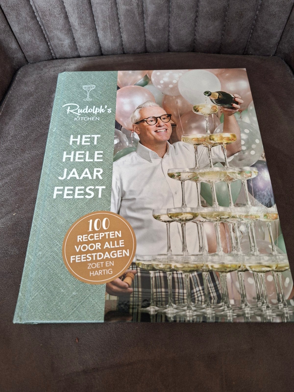 Rudolph's Kitchen: Het Hele Jaar Feest - Kookboek, Ophalen of Verzenden, Zo goed als nieuw, Rudolph van Veen, Hoofdgerechten