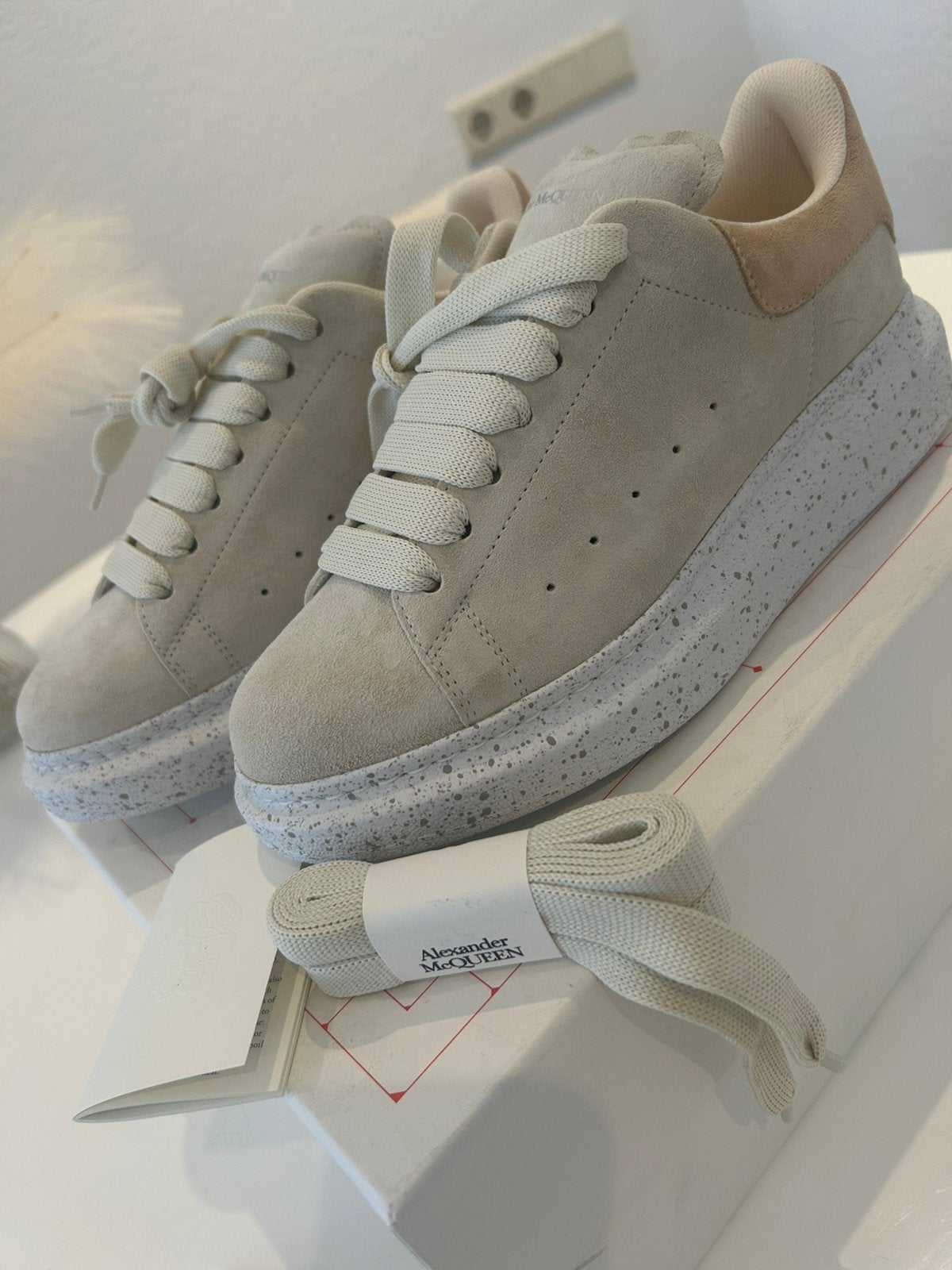Nieuw beige Alexander McQueens 39,5, doos+bon, Nieuw, Ophalen of Verzenden, Sportschoenen, Beige