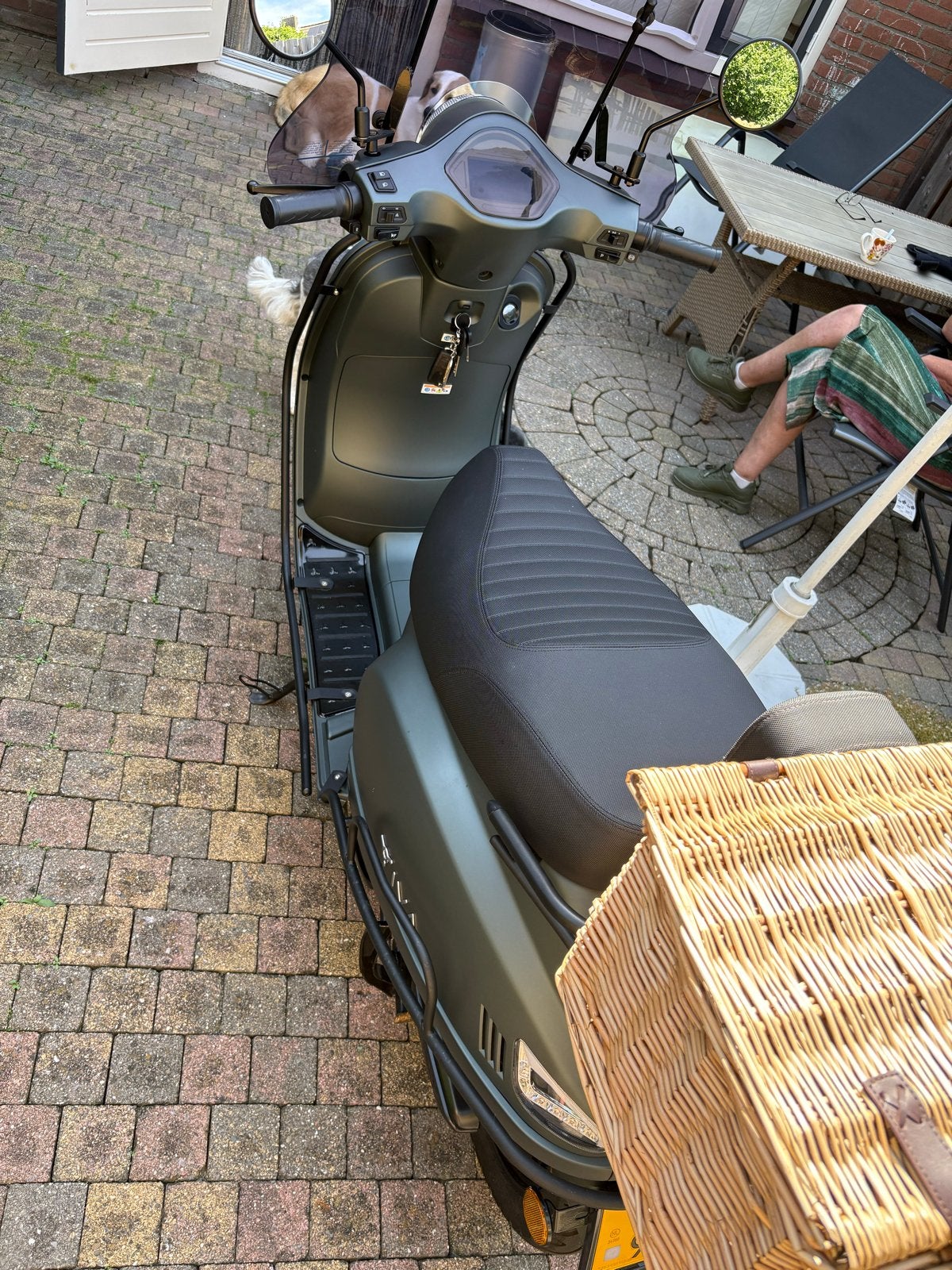 Nette elektrische scooter met windscherm en mand, Elektrisch, Ophalen of Verzenden, Zo goed als nieuw, Maximaal 25 km/u