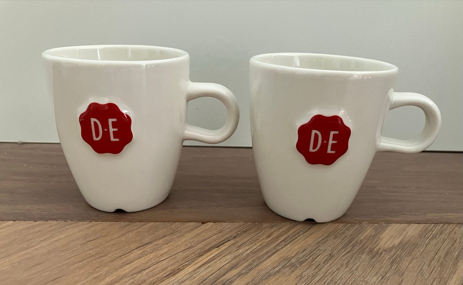 2x Douwe Egberts mokken - Wit met rood DE logo, Overige merken, Keramiek, Zo goed als nieuw, Modern