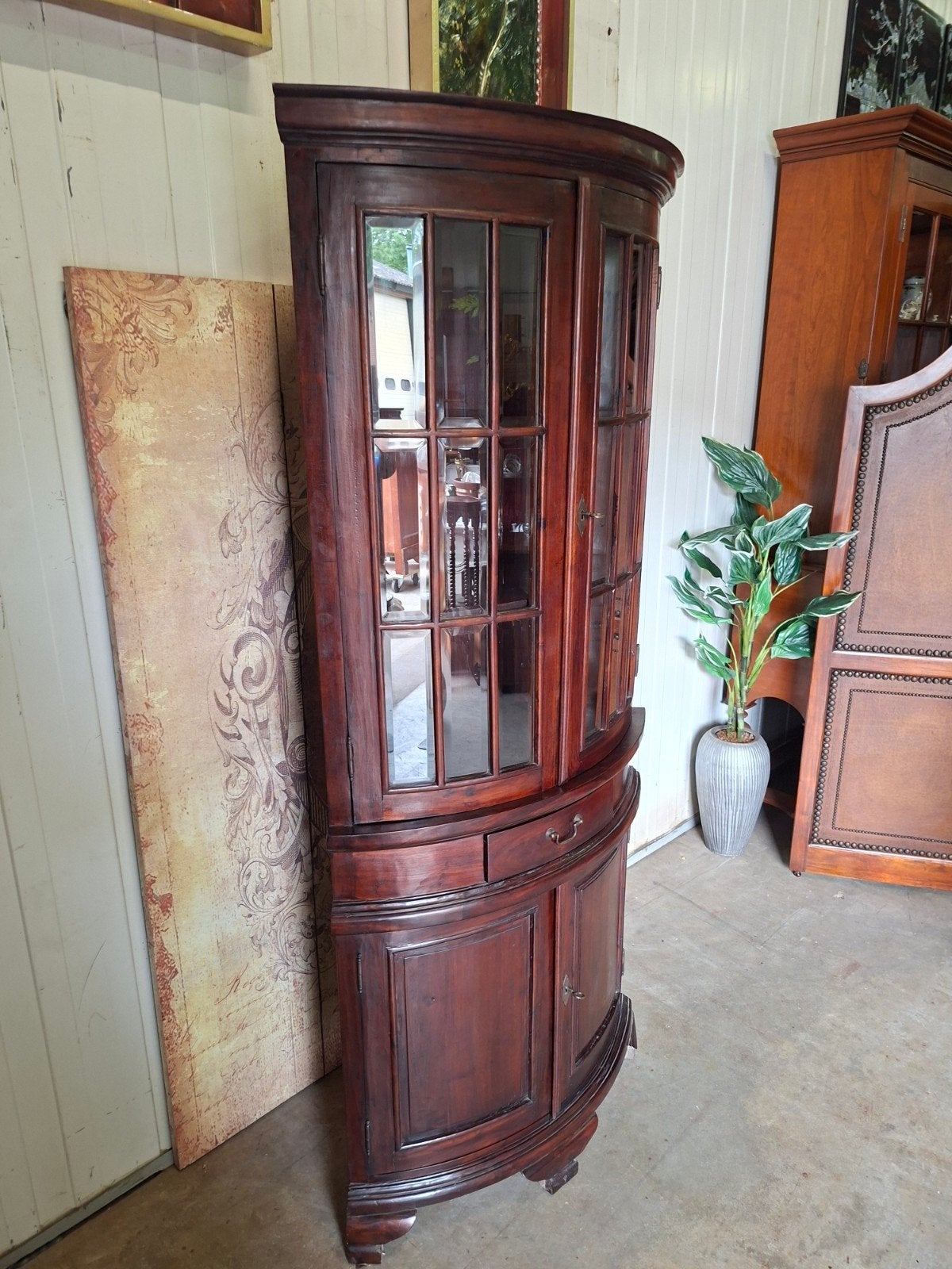 Klassiek Engelse hoek vitrine, servies kast mahoniehout, Ophalen of Verzenden, Zo goed als nieuw, 25 tot 50 cm