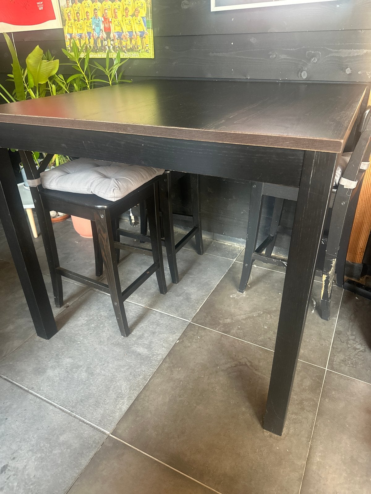 Zwarte bartafel Bjursta met 3 barkrukken - IKEA, Huis en Inrichting, Ophalen, 100 tot 150 cm, Vierkant, Tot twee personen