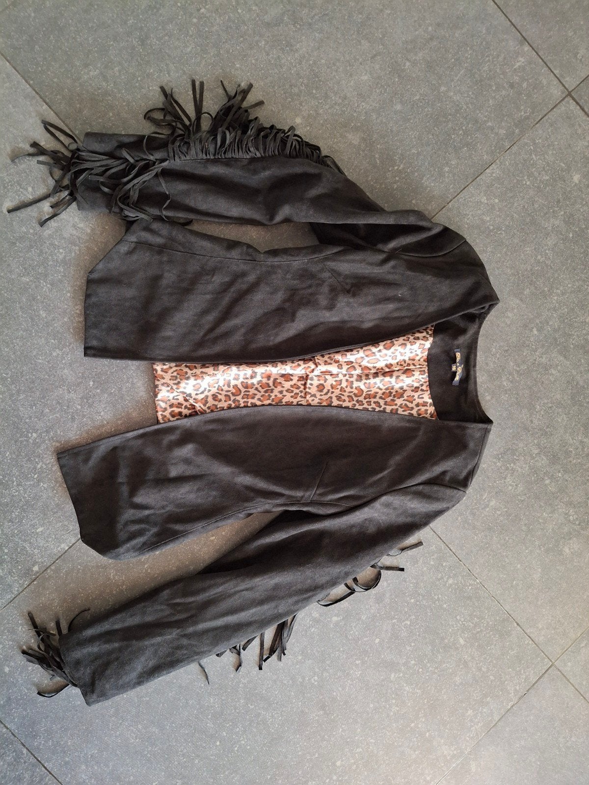 Leuk zwart jasje met franjes maat 16 =176, Kinderen en Baby's, Ophalen of Verzenden, Zo goed als nieuw, Meisje, Trui of Vest