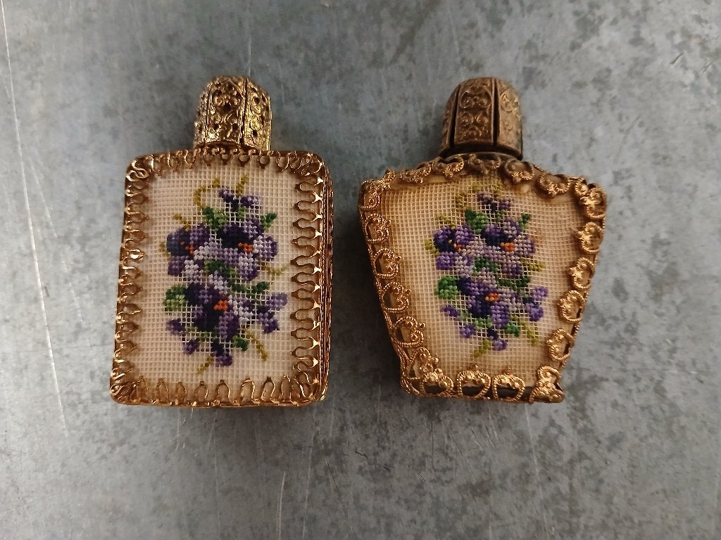 2 vintage parfumflesjes petit point viooltjes, Antiek en Kunst, Ophalen of Verzenden