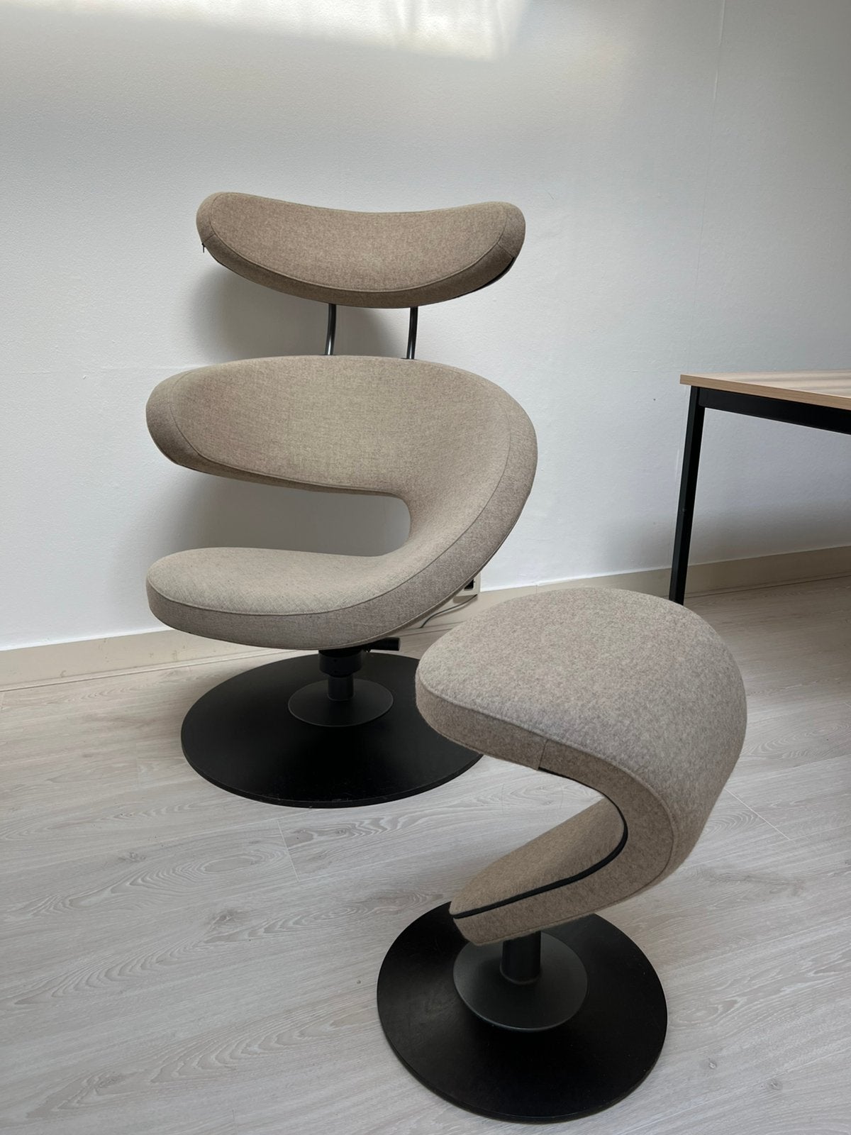 Variér Peel II design stoel met bijpassende voetenbank, Ophalen, Gebruikt, Design, 75 tot 100 cm