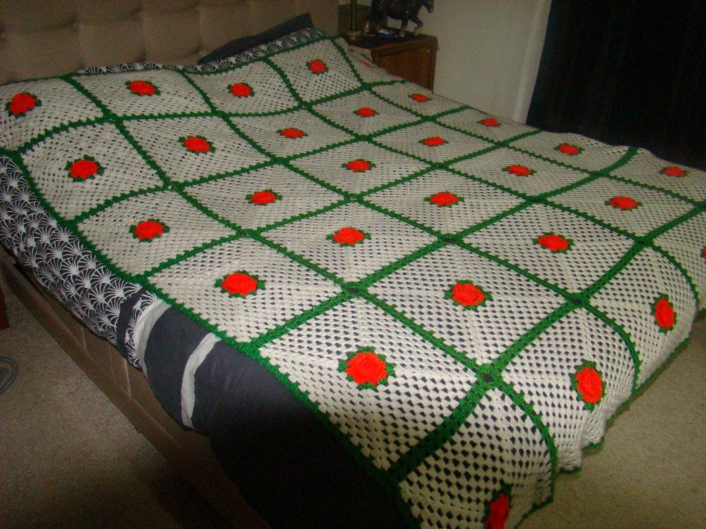 Handgemaakte gehaakte deken / Sprei met roosjes ( 60/70jaren, Huis en Inrichting, Slaapkamer | Beddengoed, Meerkleurig, Katoen