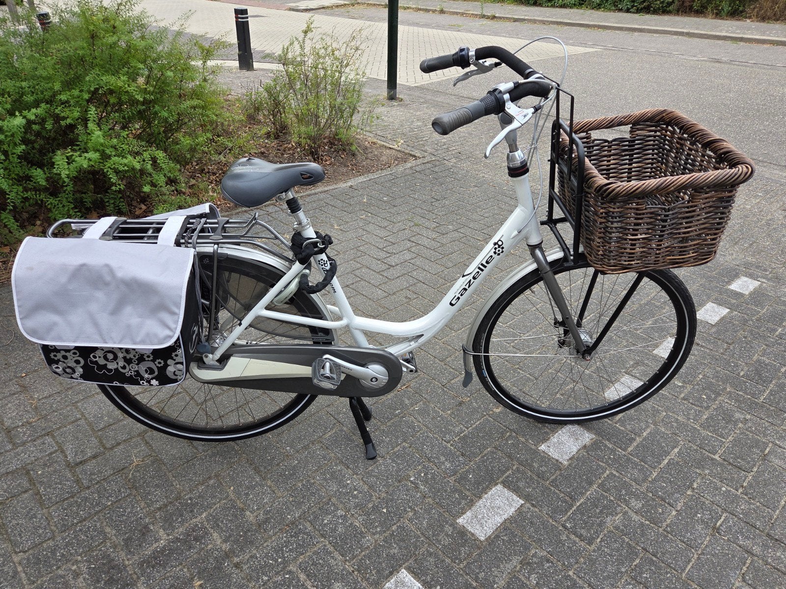 Gazelle Bloom fiets met mand en bijpassende fietstassen, Fietsen en Brommers, Fietsen | Dames | Damesfietsen, Ophalen, Versnellingen