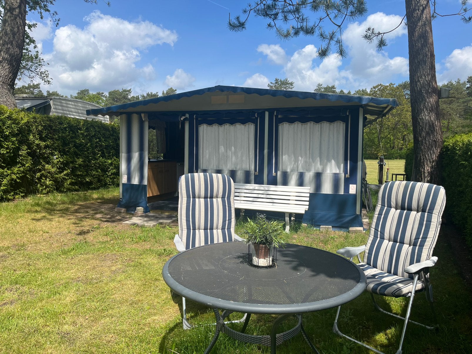 Te koop: Knusse Adria caravan met vaste Ben Eilers voortent, Vast bed, Treinzit, Particulier, Kachel