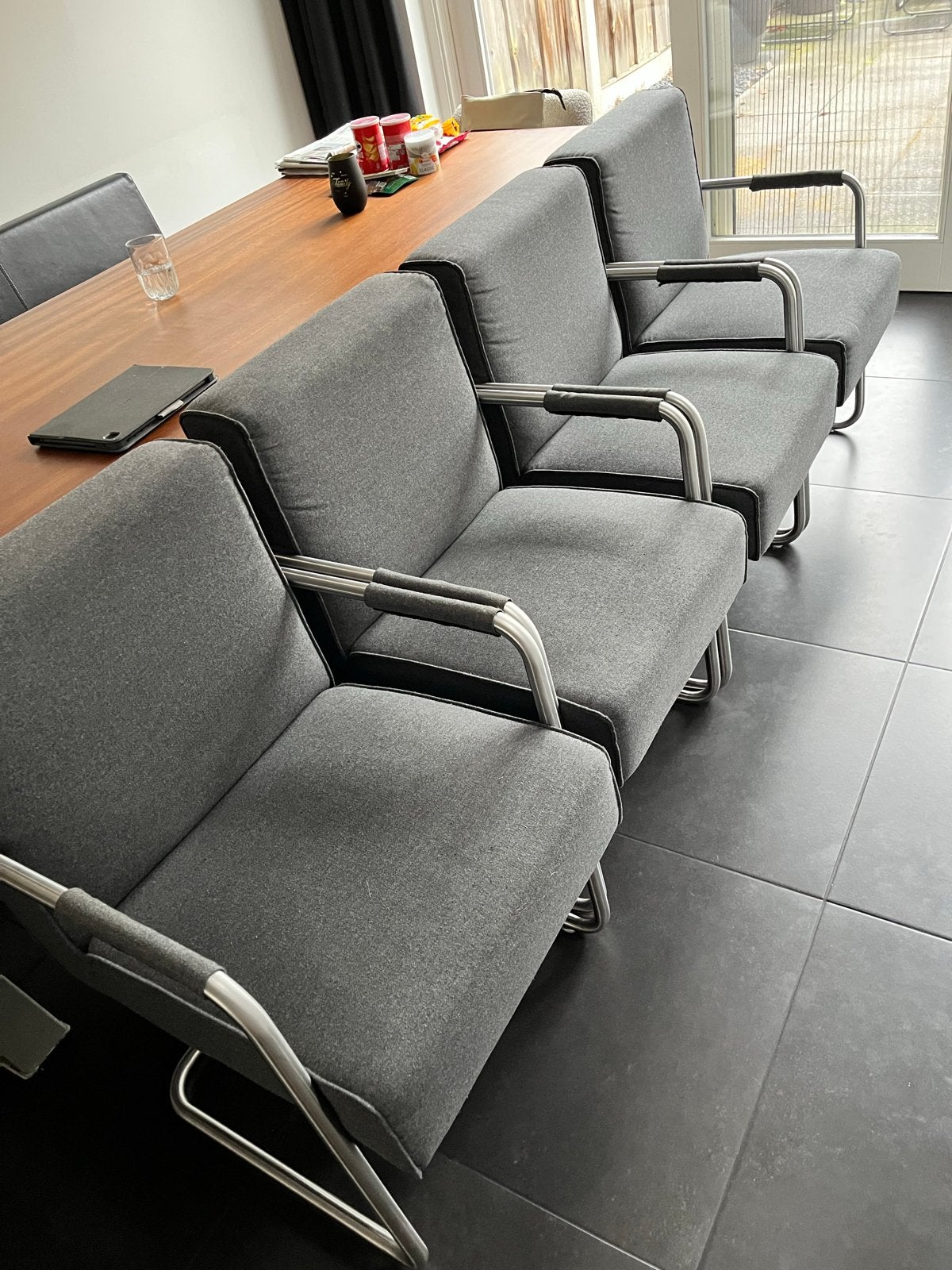 Set van 4 comfortabele grijze eerkamerstoelen, Ophalen, Zo goed als nieuw, Vier, Metaal