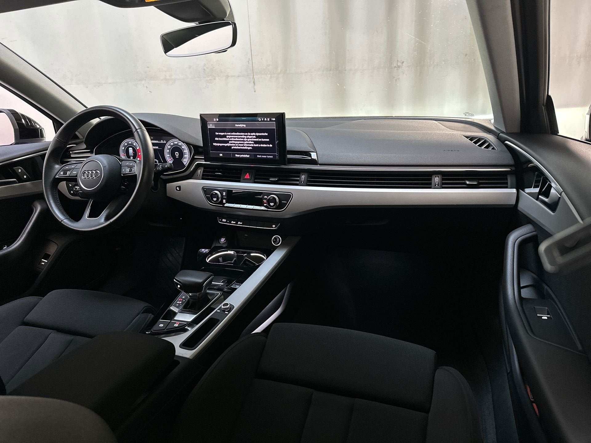 Audi A4 Avant 35 TFSI Launch Edition Business LED Navigatie, Stof, Gebruikt, 4 cilinders, A4