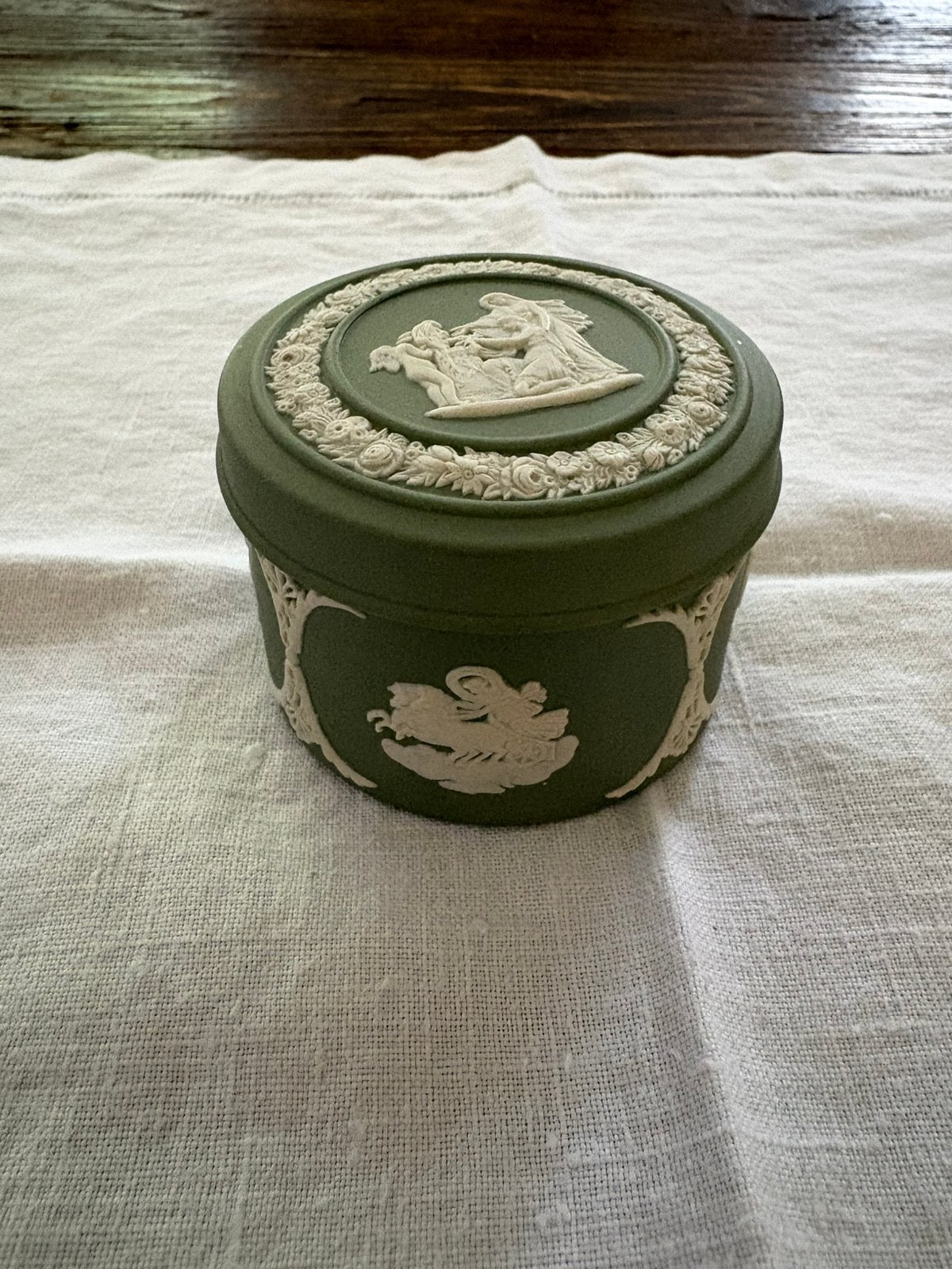 Wedgwood Jasperware ronde sieradendoos - 1976, Antiek en Kunst, Antiek | Porselein, Verzenden