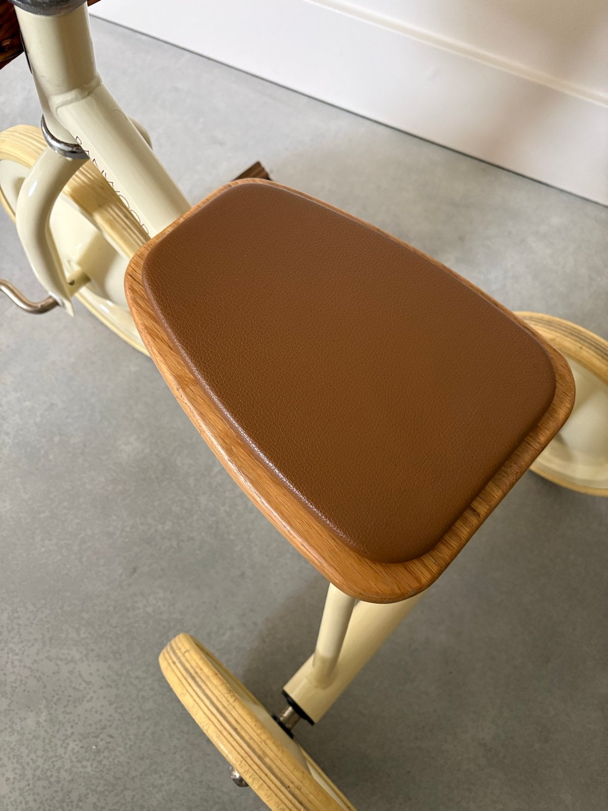 Banwood driewieler met mandje - Crème, Ophalen, Zo goed als nieuw, Terugtraprem, Minder dan 16 inch