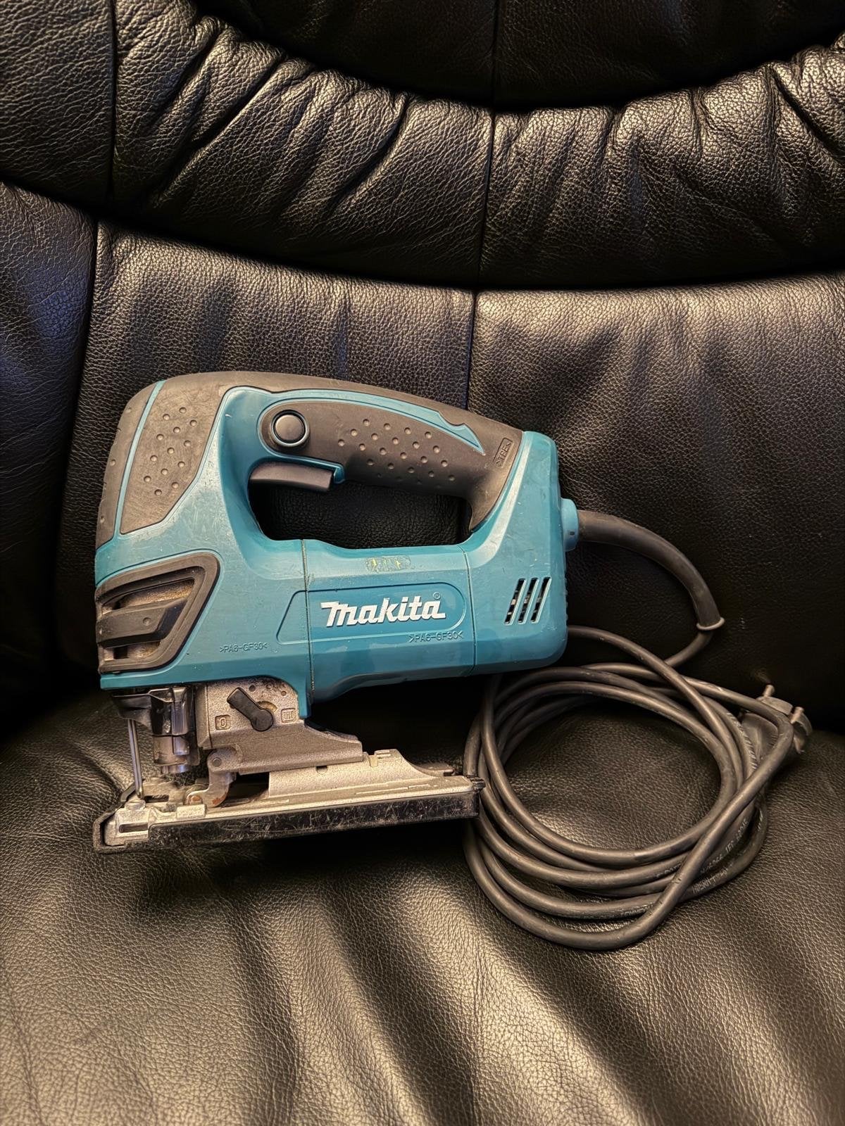Makita Decoupeerzaag 4350FCT - Krachtig en Betrouwbaar, Doe-het-zelf en Verbouw, Gereedschap | Zaagmachines, Gebruikt, 600 tot 1200 watt