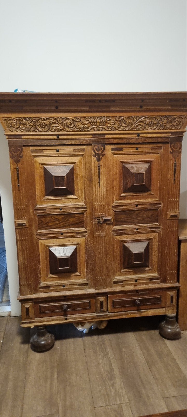 Antieke houten kast met gedetailleerd houtsnijwerk, Antiek en Kunst, Ophalen