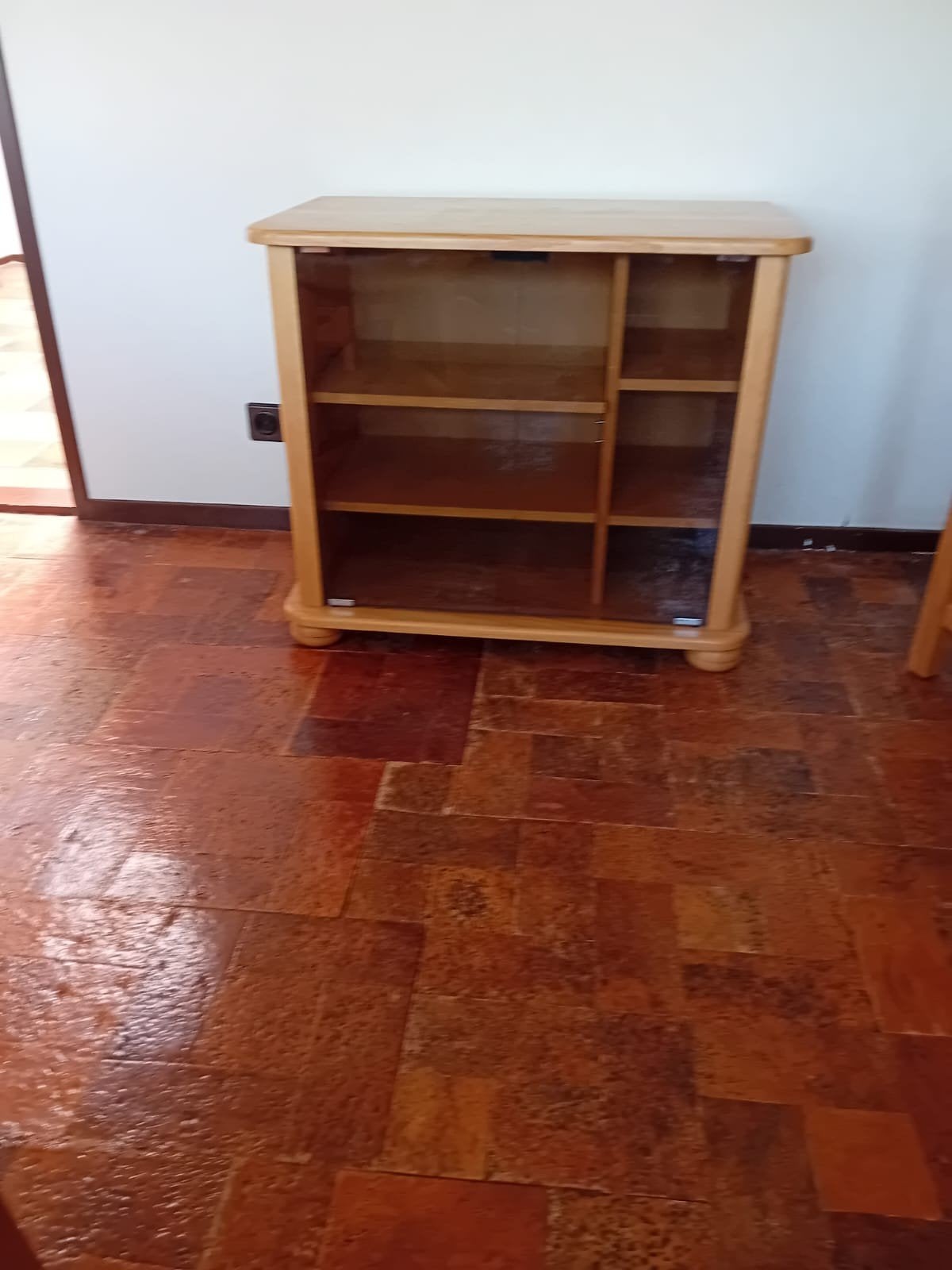 Houten kastje met glazen deuren en planken, Ophalen, Minder dan 50 cm, Met deur(en), Klassiek