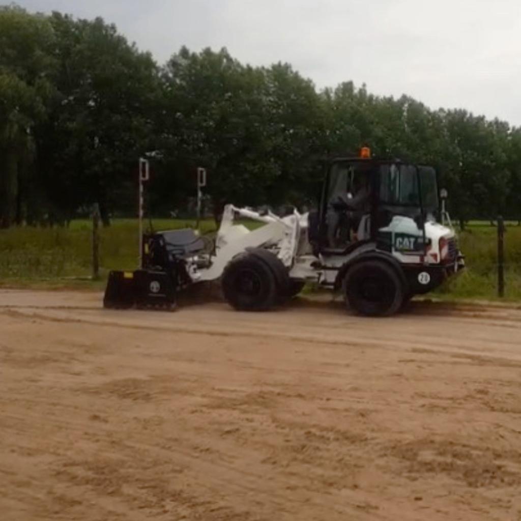 Paardenbak Aanleggen, Opknappen, Egaliseren of Onderhouden, Dieren en Toebehoren